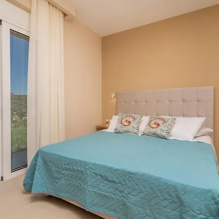 Spartakos Luxury 1 *